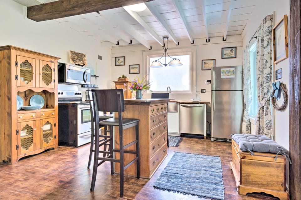 Historic Biloxi Bay Cottage w/ Beautiful View Cottage in Ocean Springs