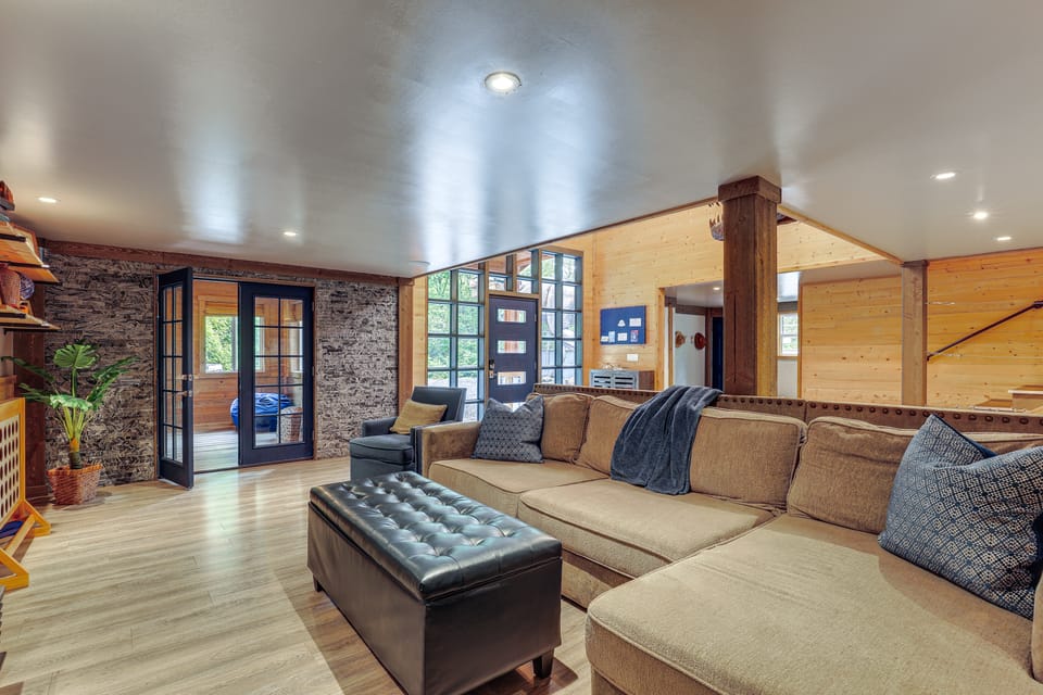 Jurassic Retreat: Hot Tub & Life-Size Dinosaurs! House in Washington