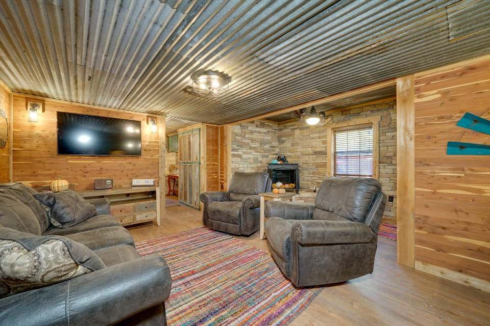 Relaxing Hochatown Cabin w/ Deck & Hot Tub! House in Oklahoma
