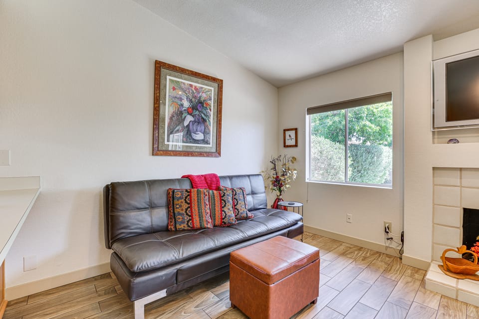 Patio & Pool Access: Sunny Phoenix Casita! Cottage in Phoenix