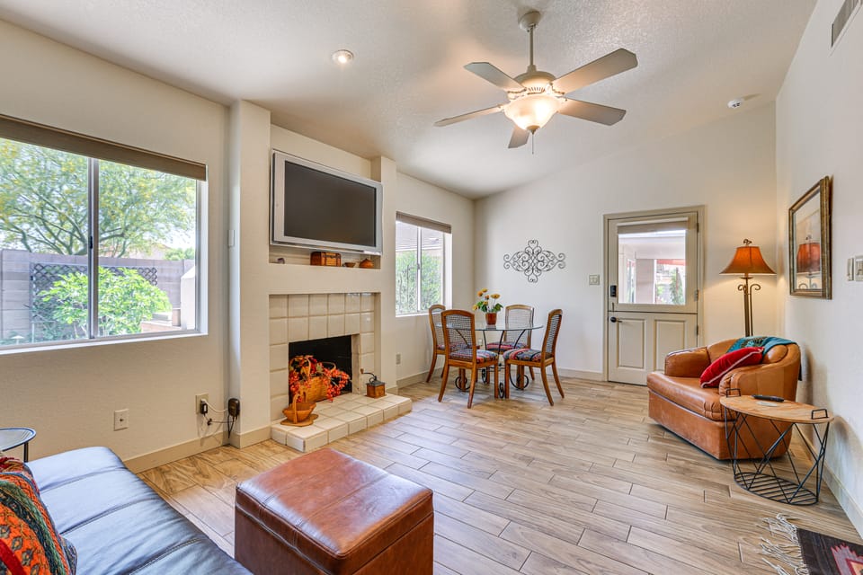 Patio & Pool Access: Sunny Phoenix Casita! Cottage in Phoenix