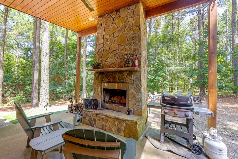 Hot Tub, Fire Pit, Forest Views! Broken Bow Cabin House in Oklahoma