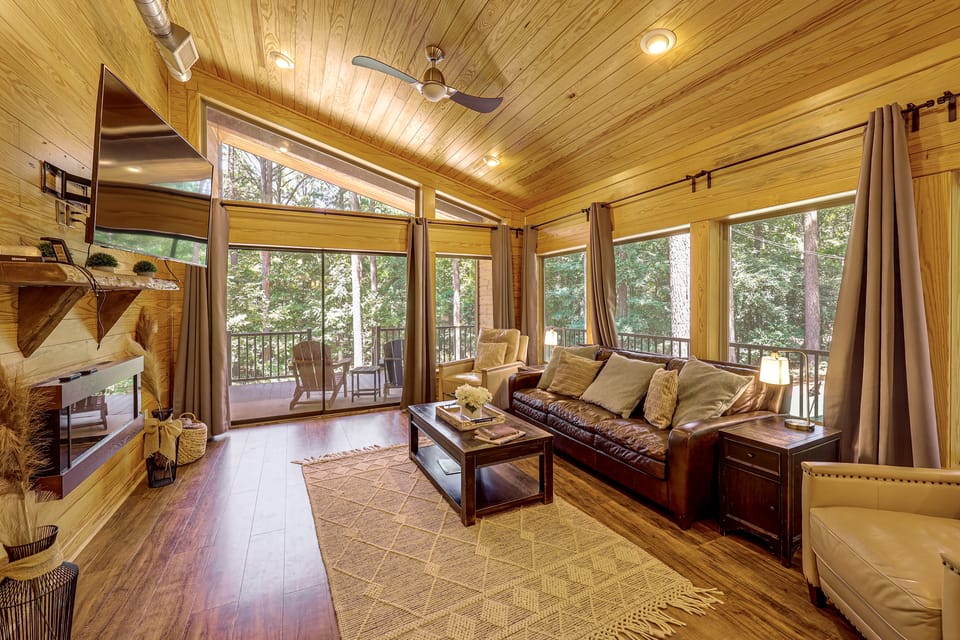 Hot Tub, Fire Pit, Forest Views! Broken Bow Cabin House in Oklahoma