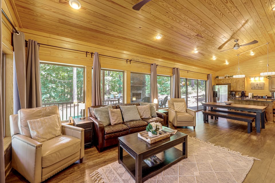 Hot Tub, Fire Pit, Forest Views! Broken Bow Cabin House in Oklahoma