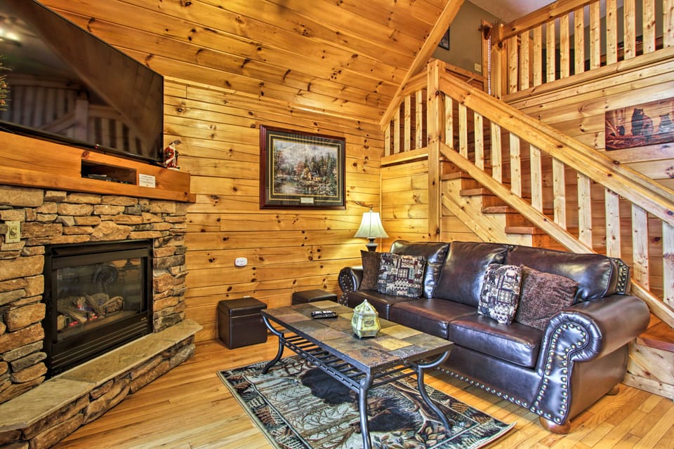 Game Room & Hot Tub! Black Bear Falls Resort Cabin House in Gatlinburg