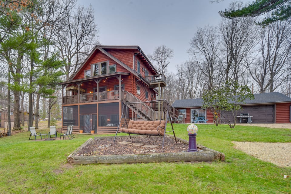 Modern Log Cabin w/ Rec Room, Steps to Lake! House in Minnesota