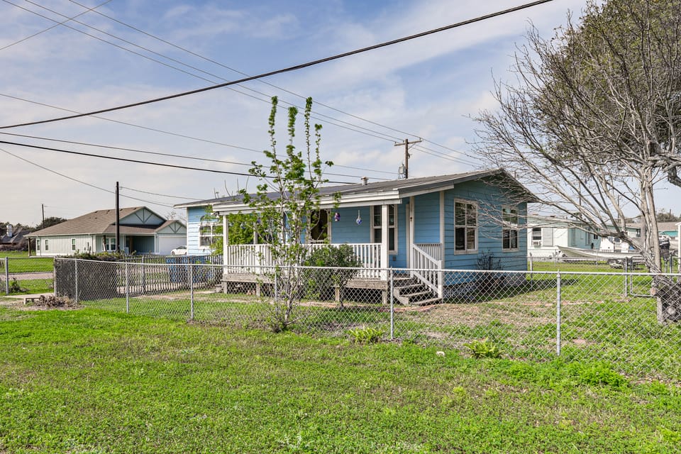 Cozy Cottage w/ Patio < 2 Mi to Rockport Beach! Cottage in Rockport