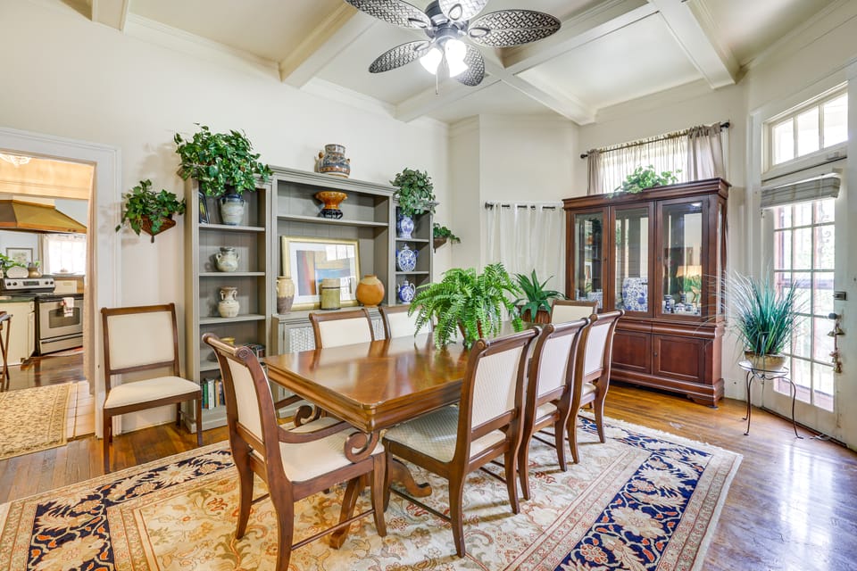 Central Albany Home with Covered Porch & Patio! House in Albany