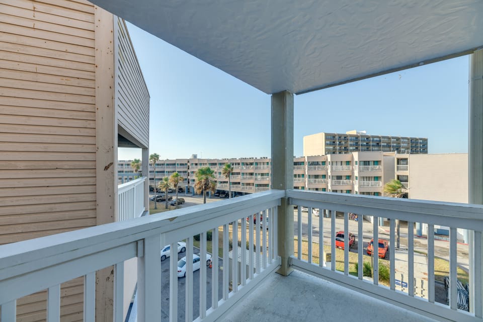 Corpus Christi 'Surfside Suite' w/ Beach Access! Apartment in Nueces County
