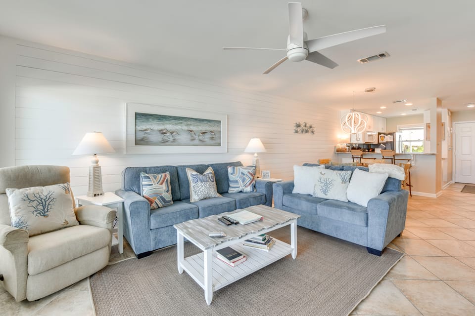 2-Story Beachfront Condo in PCB w/ Community Pool! Apartment in Sunnyside