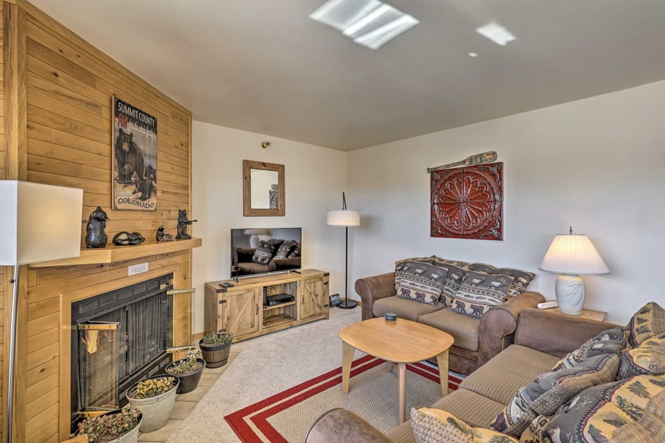 Condo w/ Views & Hot Tub Access in Silverthorne! Apartment in Wildernest