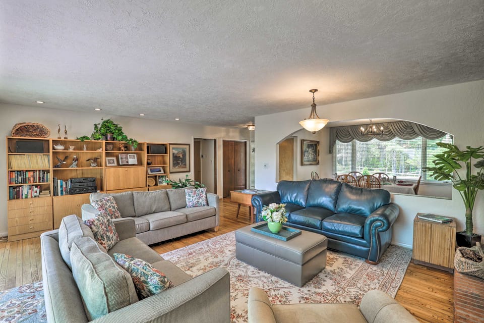 Stunning Fletcher Home: Hot Tub + Fire Pit! House in Buncombe County