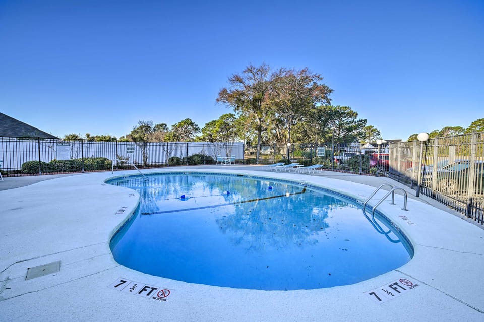2 Mi to Surfside Beach: Condo w/ Community Pool! Apartment in South Carolina