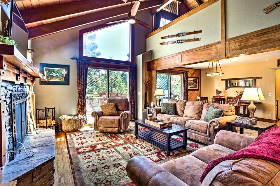 Tranquil Twin Peaks Retreat: Hike, Ski & Swim House in Lake Arrowhead
