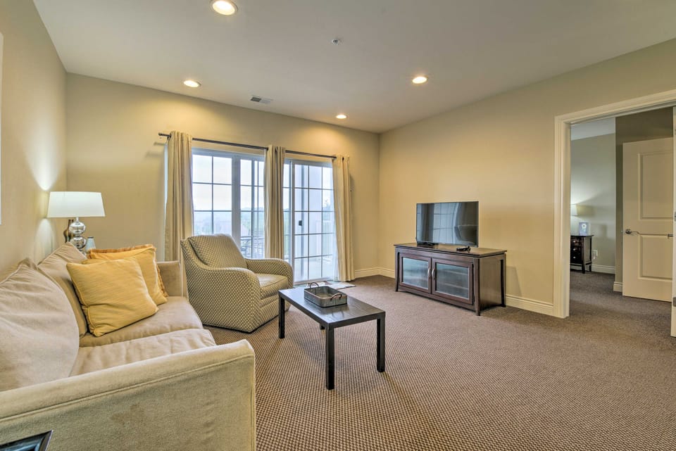 3 Mi to Dtwn: Inviting Branson Condo w/ Balcony Apartment in Branson