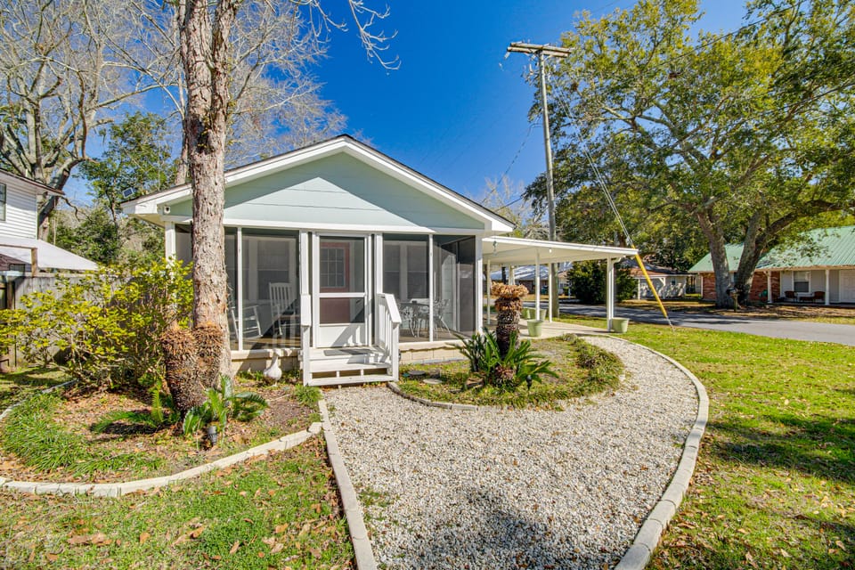 1 Mi to Gulf Coast! Couples Retreat in Long Beach Cottage in Long Beach
