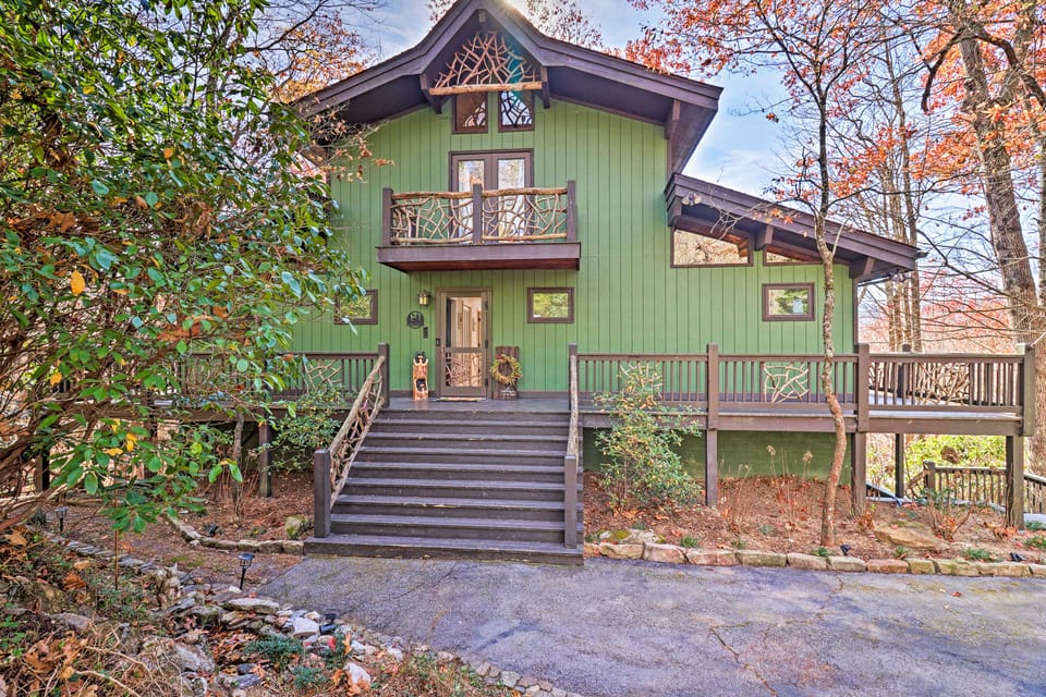 5 Mi to Ski Sapphire Valley: Cozy Retreat w/ Decks House in Tennessee