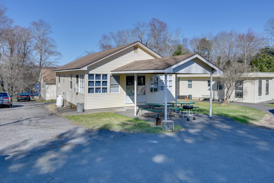 Shared Lake Access & Fire Pit: Catskills Getaway! Apartment in Hudson Valley