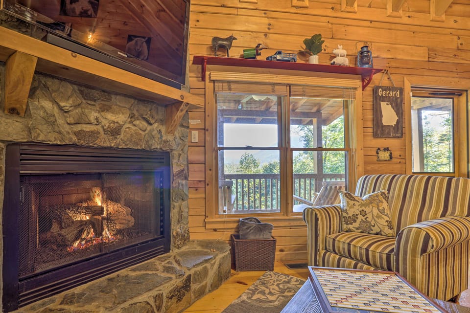 Lovely Log Cabin + Bunkhouse w/ Views & Yard! House in Georgia