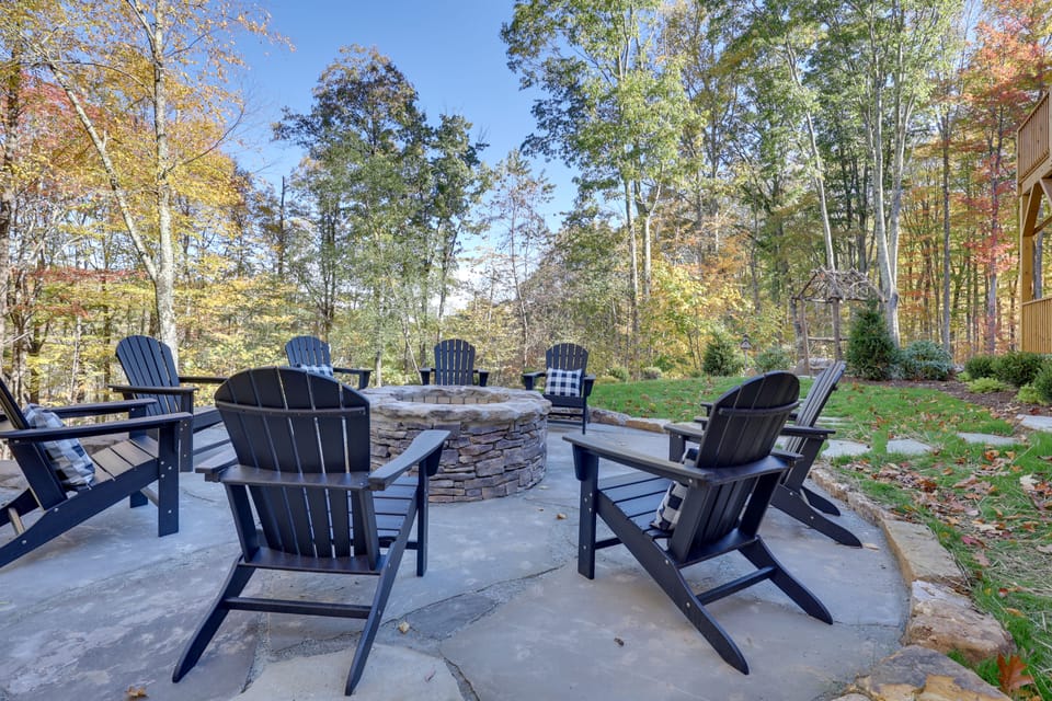 12 Mi to Sugar Mtn! Group Getaway w/ 2 Decks House in Watauga