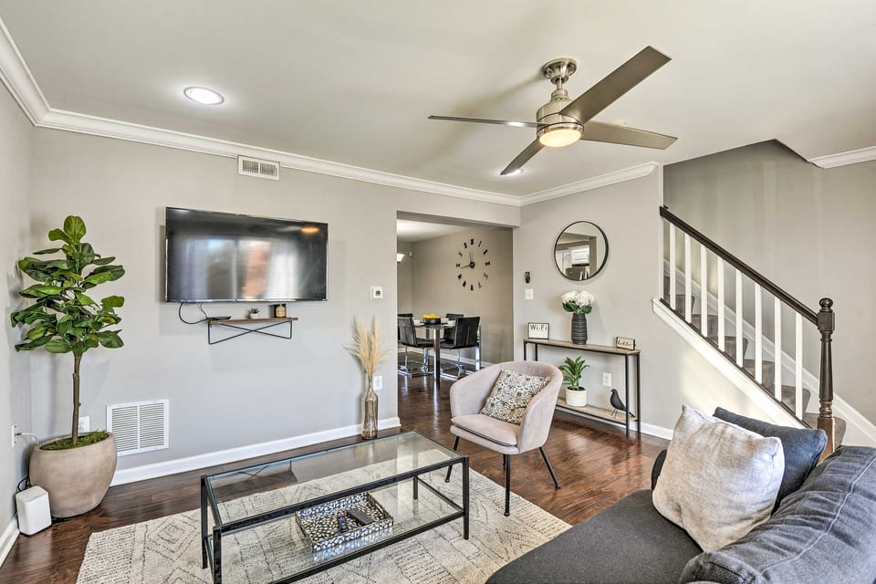 Chic Townhome w/ Deck: 6 Mi to Dtwn Baltimore Apartment in Baltimore