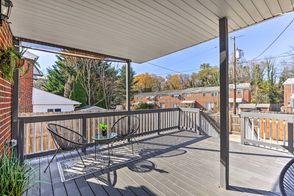 Chic Townhome w/ Deck: 6 Mi to Dtwn Baltimore Apartment in Baltimore