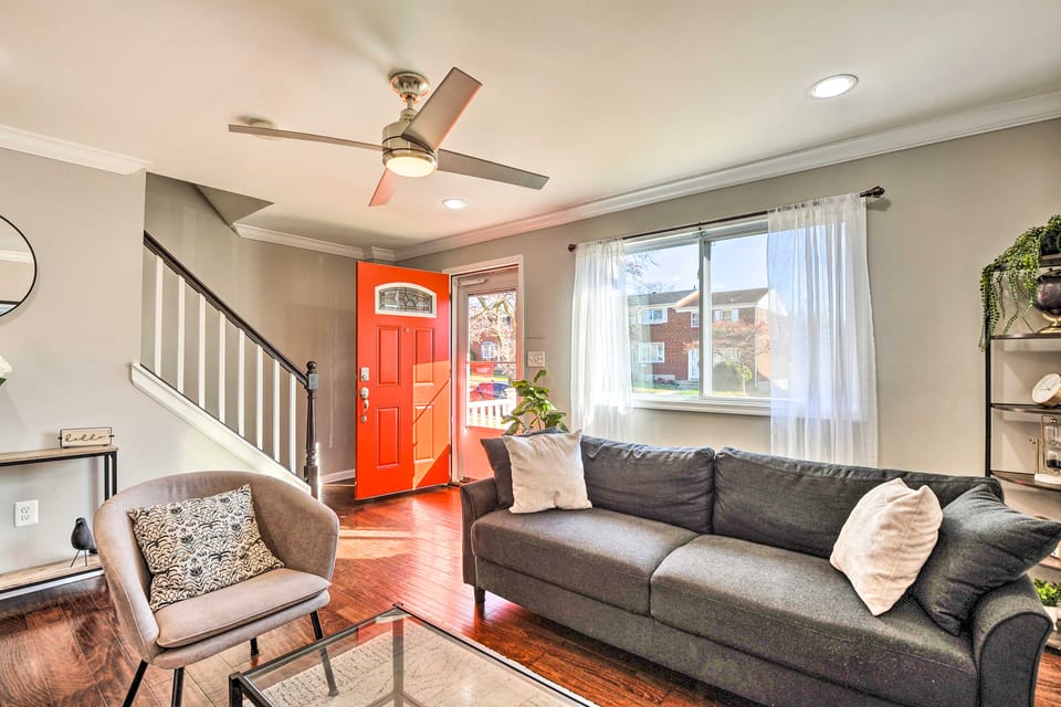 Chic Townhome w/ Deck: 6 Mi to Dtwn Baltimore Apartment in Baltimore