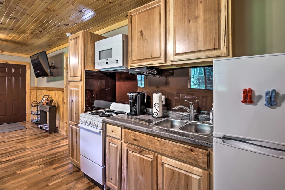 Silver Creek Cabin w/ Hiking < 1 Mi to Town! House in Beattyville