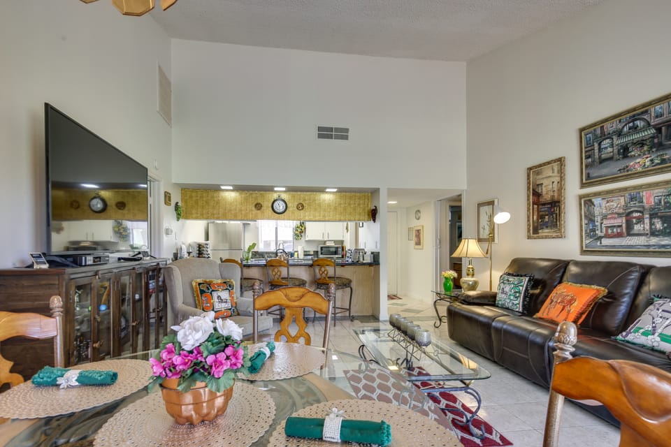 Golf Course View & Pool Access: Palm Desert Condo Apartment in Palm Desert