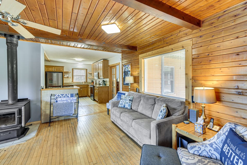 Powell Lake 'UP Badger Lodge BnB' w/ Shared Dock Apartment in Wisconsin