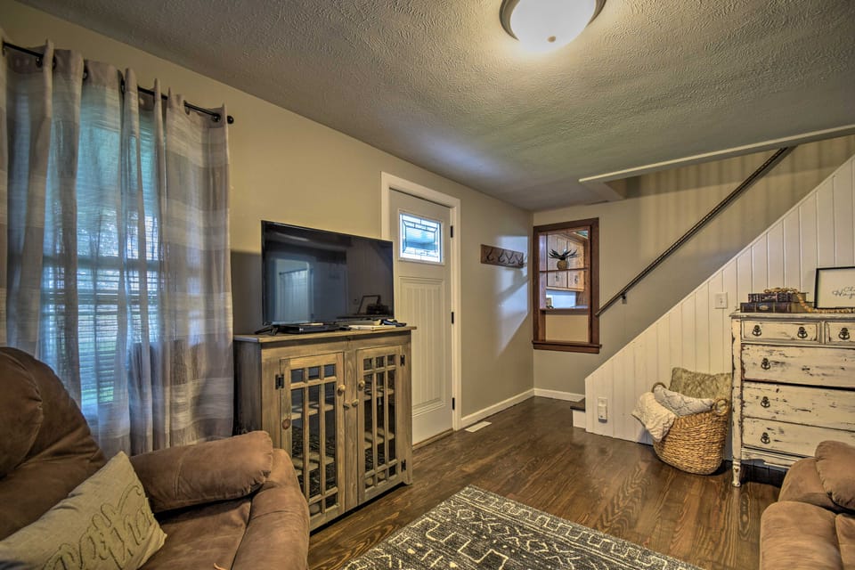 Cozy Goshen Farmhouse ~ 9 Mi to Amish Acres House in Indiana