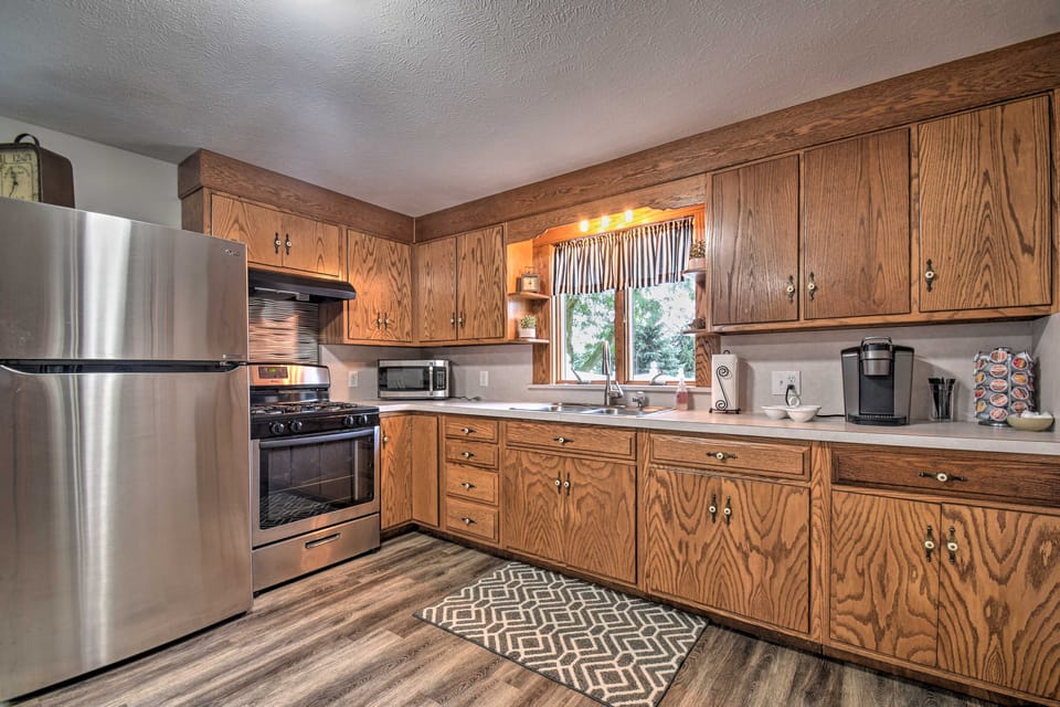 Cozy Goshen Farmhouse ~ 9 Mi to Amish Acres House in Indiana