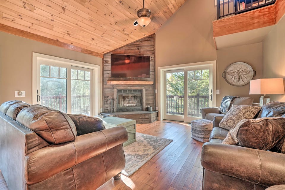 Riverfront Tallulah Falls Cabin w/ Hot Tub! House in Georgia