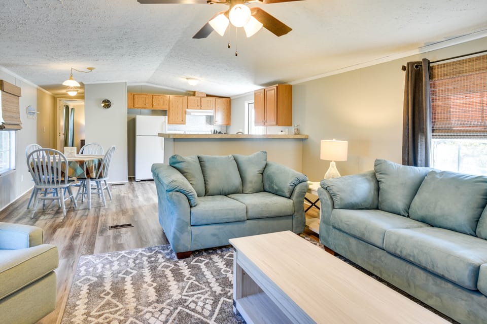 Supply Cottage w/ Deck < 2 Mi to the Beach! House in Lockwoods Folly