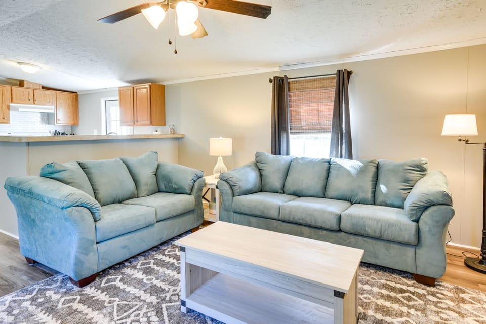 Supply Cottage w/ Deck < 2 Mi to the Beach! House in Lockwoods Folly
