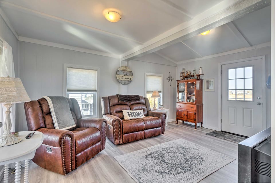 Seaside SK Getaway: Steps to Matunuck Beach! House in Narragansett Beach