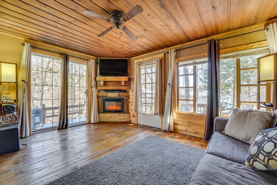Branson Area Couple's Cabin w/ Wraparound Porch! House in Rockaway Beach