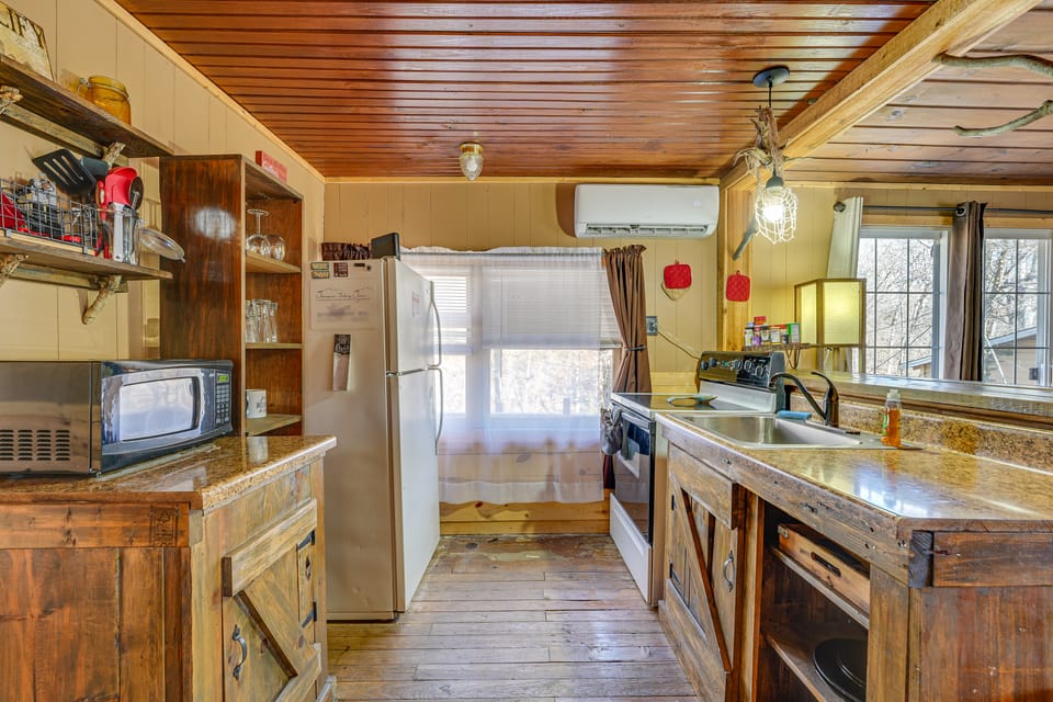 Branson Area Couple's Cabin w/ Wraparound Porch! House in Rockaway Beach