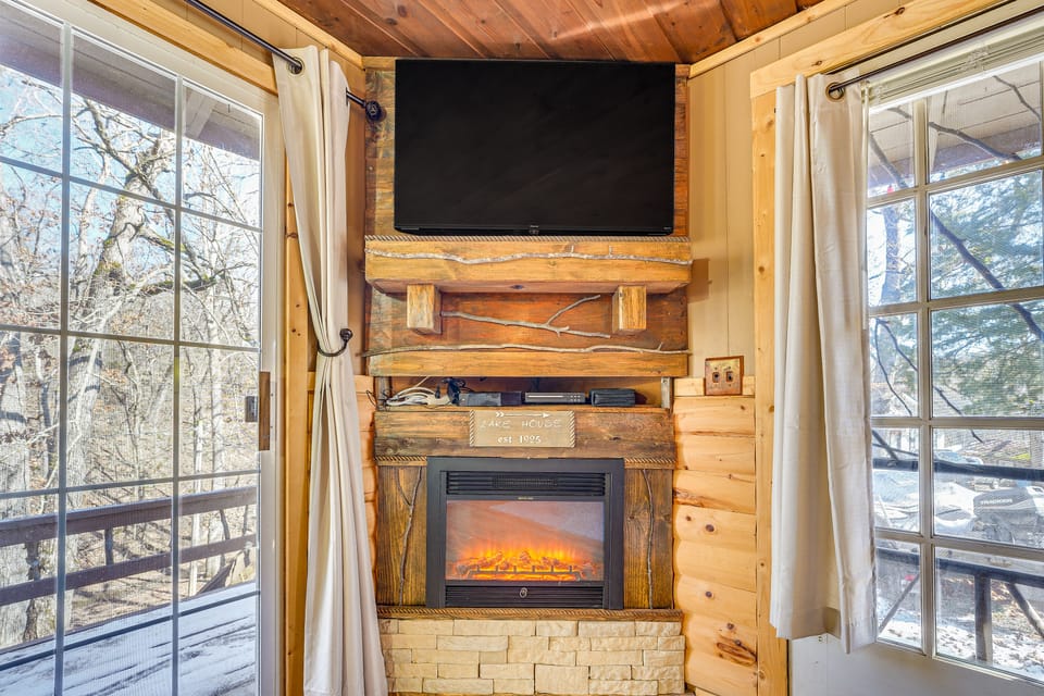 Branson Area Couple's Cabin w/ Wraparound Deck! House in Rockaway Beach