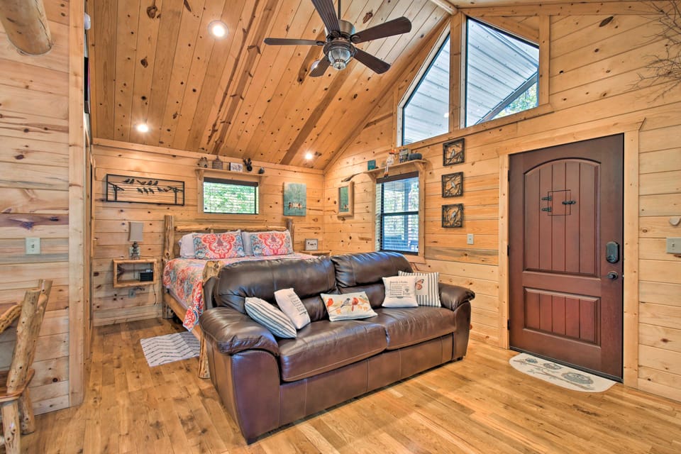 Broken Bow Hideaway w/ Hot Tub & Fire Pit! Apartment in Oklahoma