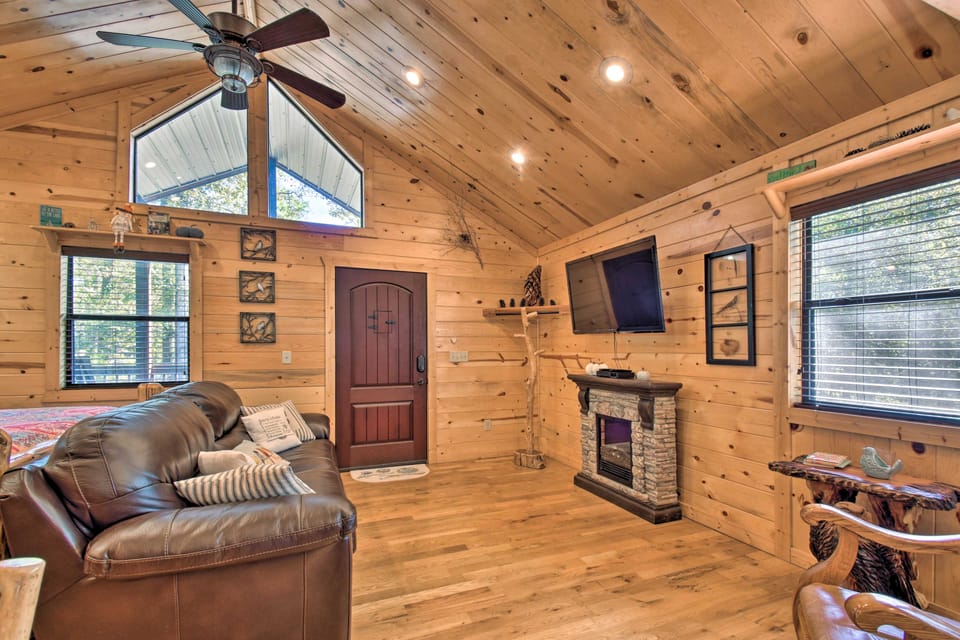 Broken Bow Hideaway w/ Hot Tub & Fire Pit! Apartment in Oklahoma
