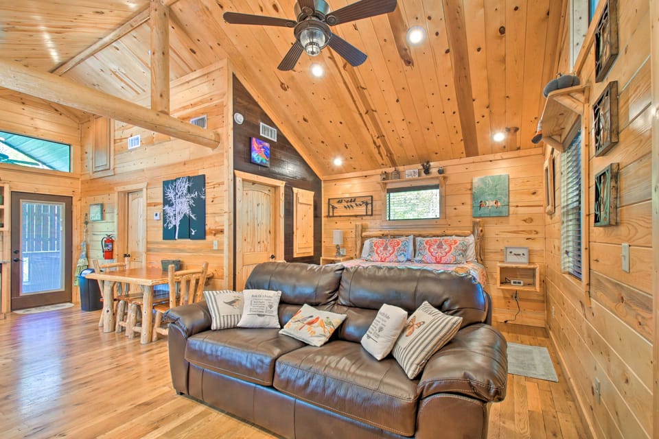 Broken Bow Hideaway w/ Hot Tub & Fire Pit! Apartment in Oklahoma