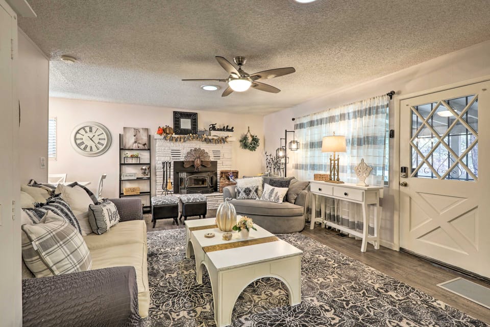 Renovated Cottage w/ Fire Pit in Munds Park! Cottage in Munds Park