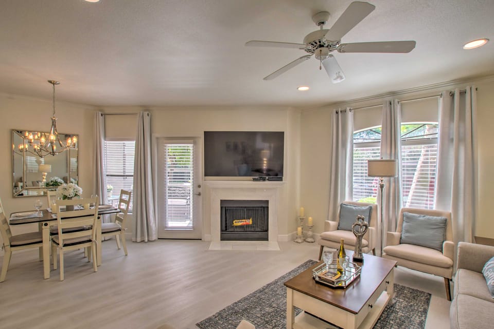 Golf, Shop & Hike: Scottsdale Gem w/ Resort Perks! Apartment in Scottsdale