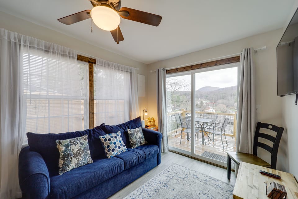 Hilltop Hideaway w/ Scenic Views & Hot Tub! Cottage in West Jefferson