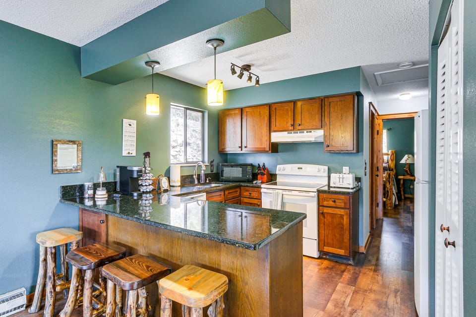 3BR Cabin Near RMNP | Sweeping Views + Fireplace House in Estes Park