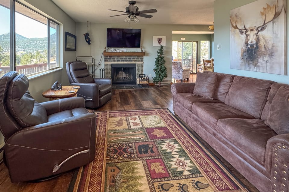 3BR Cabin Near RMNP | Sweeping Views + Fireplace House in Estes Park
