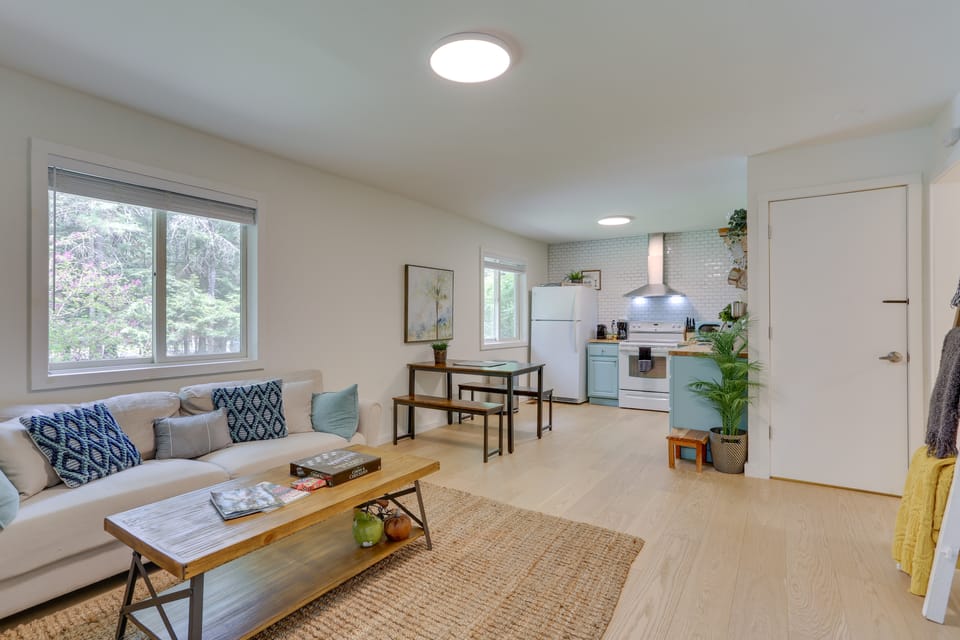 Cozy Swan Lake Apt w/ Grill + Private Yard House in Pennsylvania