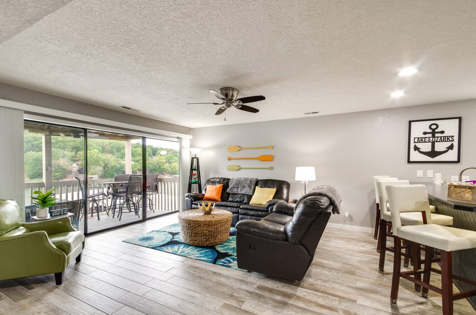 Boat Dock + Pool Access! Osage Beach Condo Apartment in Osage Beach
