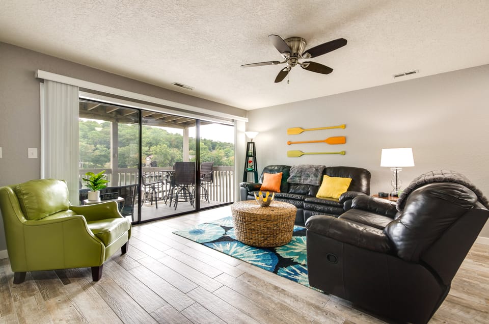 Boat Dock + Pool Access! Osage Beach Condo Apartment in Osage Beach